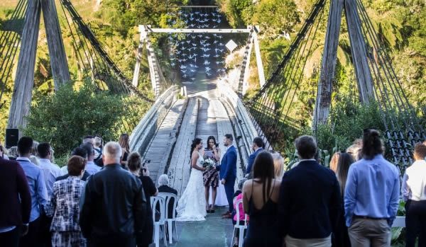 Lugares estranhos para casamento em cima da ponte