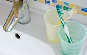7 erros que você provavelmente comete ao guardar a escova dental