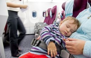 Dicas para viajar com bebê de avião