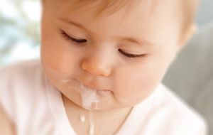 4 dicas para ajudar a aliviar o refluxo nos bebês