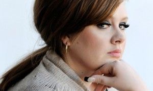 Adele dá à luz um menino e é alvo de maldosos comentários nas redes sociais