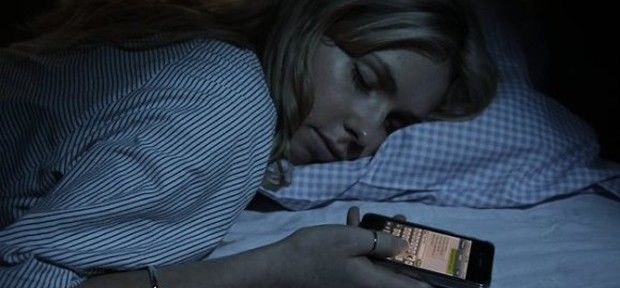 Pesquisa diz que pessoas que utilizam o celular durante o sono podem estar doentes