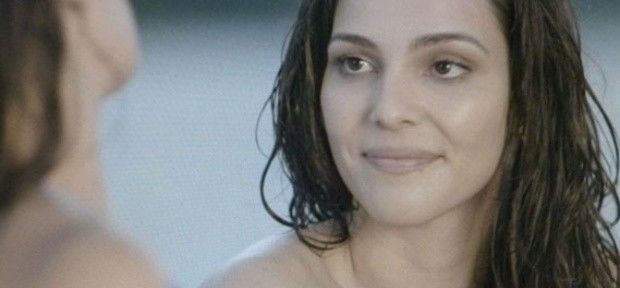 Novela 'Em Família': Marina (Tainá Müller) e Clara (Giovanna Antonelli) fazem topless na praia