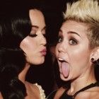 Miley Cyrus discute com Katy Perry no Twitter por causa dos comentários dela sobre o beijo