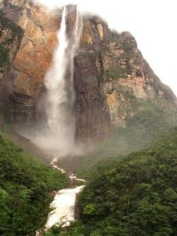 A maior cachoeira do mundo, Salto Angel (Venezuela), possui quase 1 KM de altura
