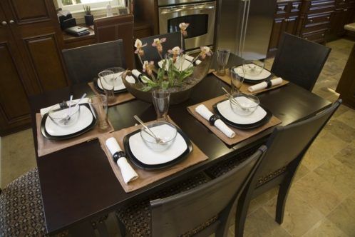 6 passos para preparar a mesa de jantar para convidados