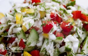 Salada de Repolho, Pepino, Tomate e Pimentão
