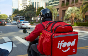 Quanto ganha um entregador do iFood em 2025? Descubra a remuneração real e fatores que influenciam