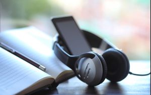 Audiolivros: 6 aplicativos e dicas para começar a escutar