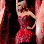 Mais um polêmico vestido de carne de Lady Gaga