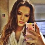 Bruna Marquezine posta foto de roupão