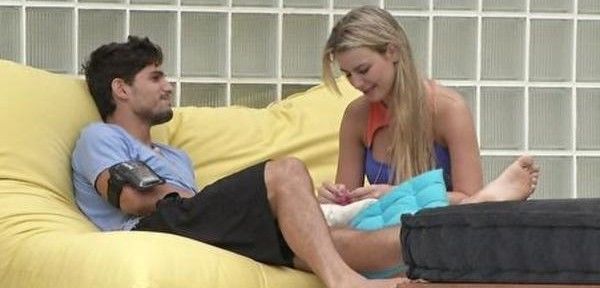 Após selinho na cama em André, Fernanda analisa e diz que amigo não beija em 'BBB13'